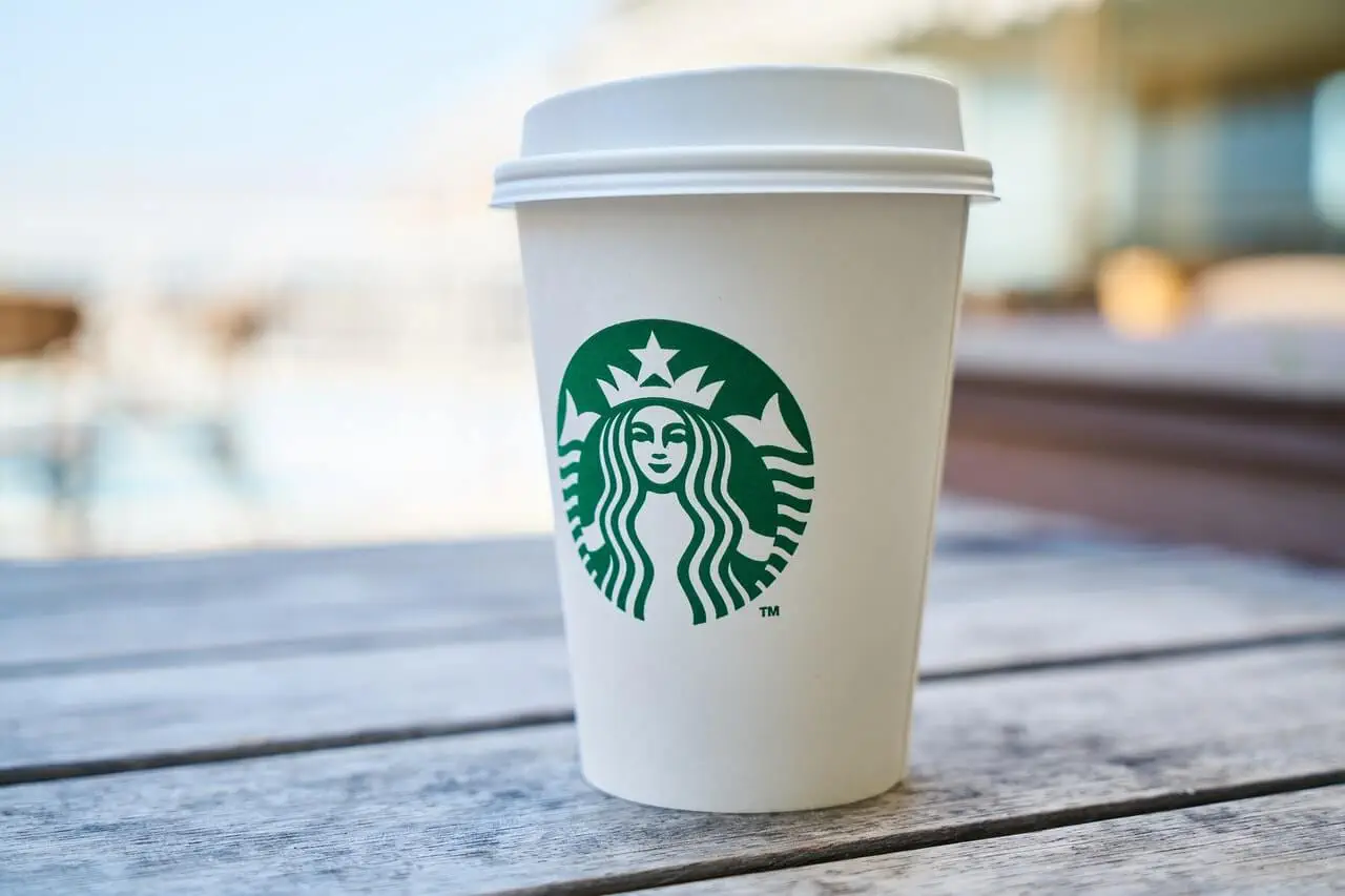 closed-white-and-green-starbucks-disposable-cup-1437318 (1) (1)